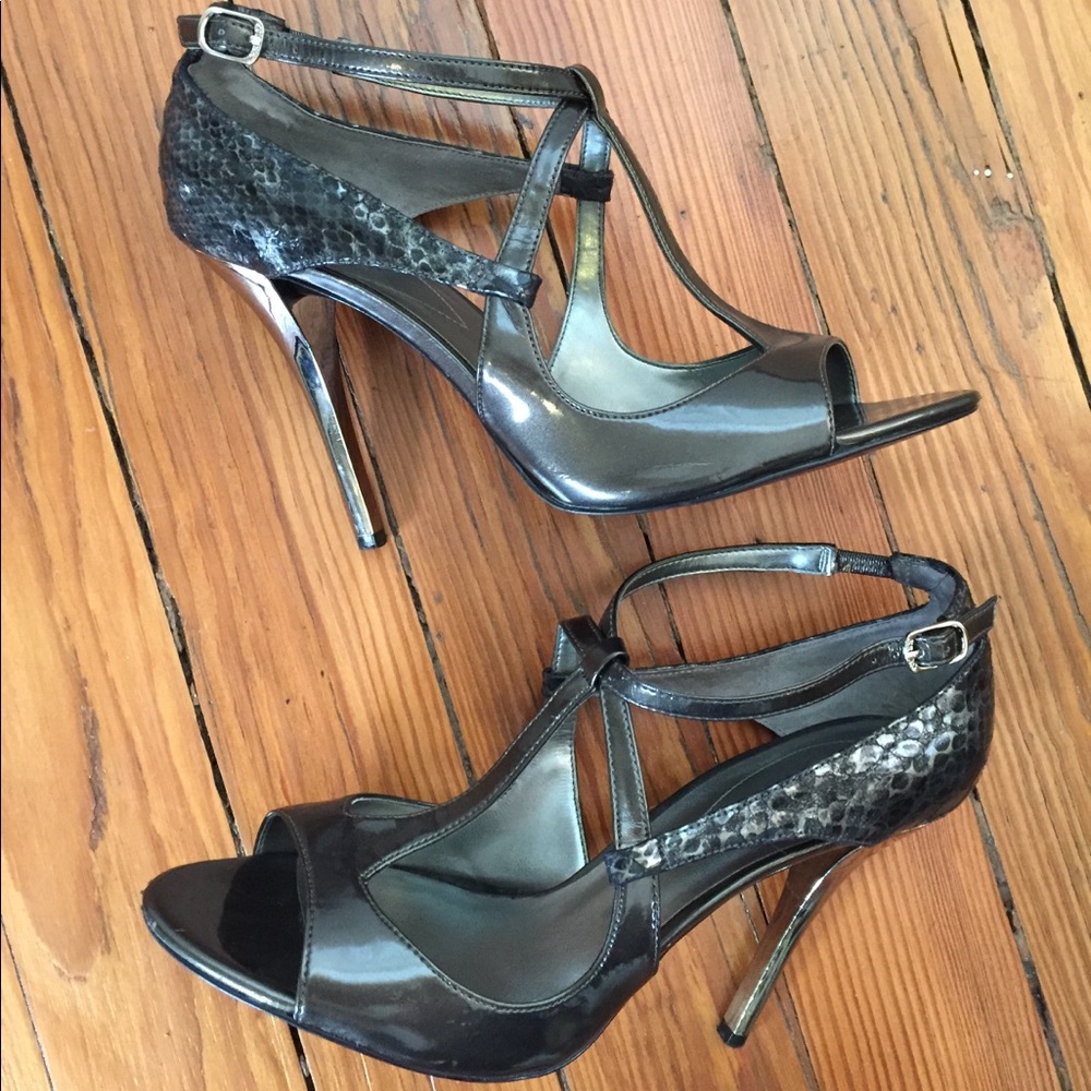 GUESS Gorgeous sz 8 guess gray/silver python high heels.